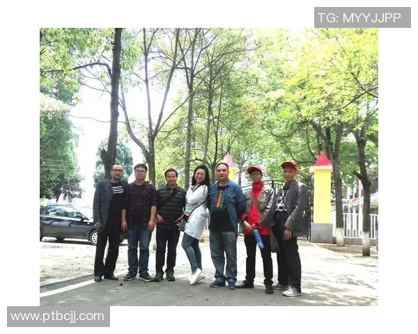 纯白礼赞与金色的野心：米兰新赛季客场球衣，定义绿茵场上的“流动艺术”